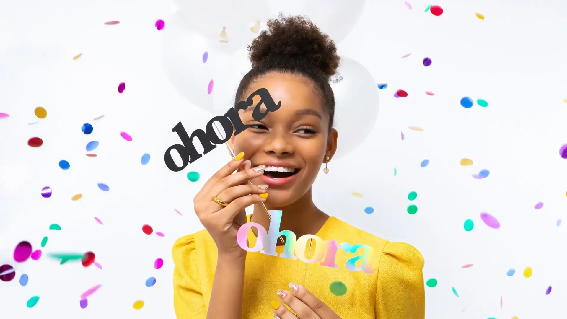 Heyecanlı bir ifadeyle iki dekoratif tabela tutan genç bir kadın.