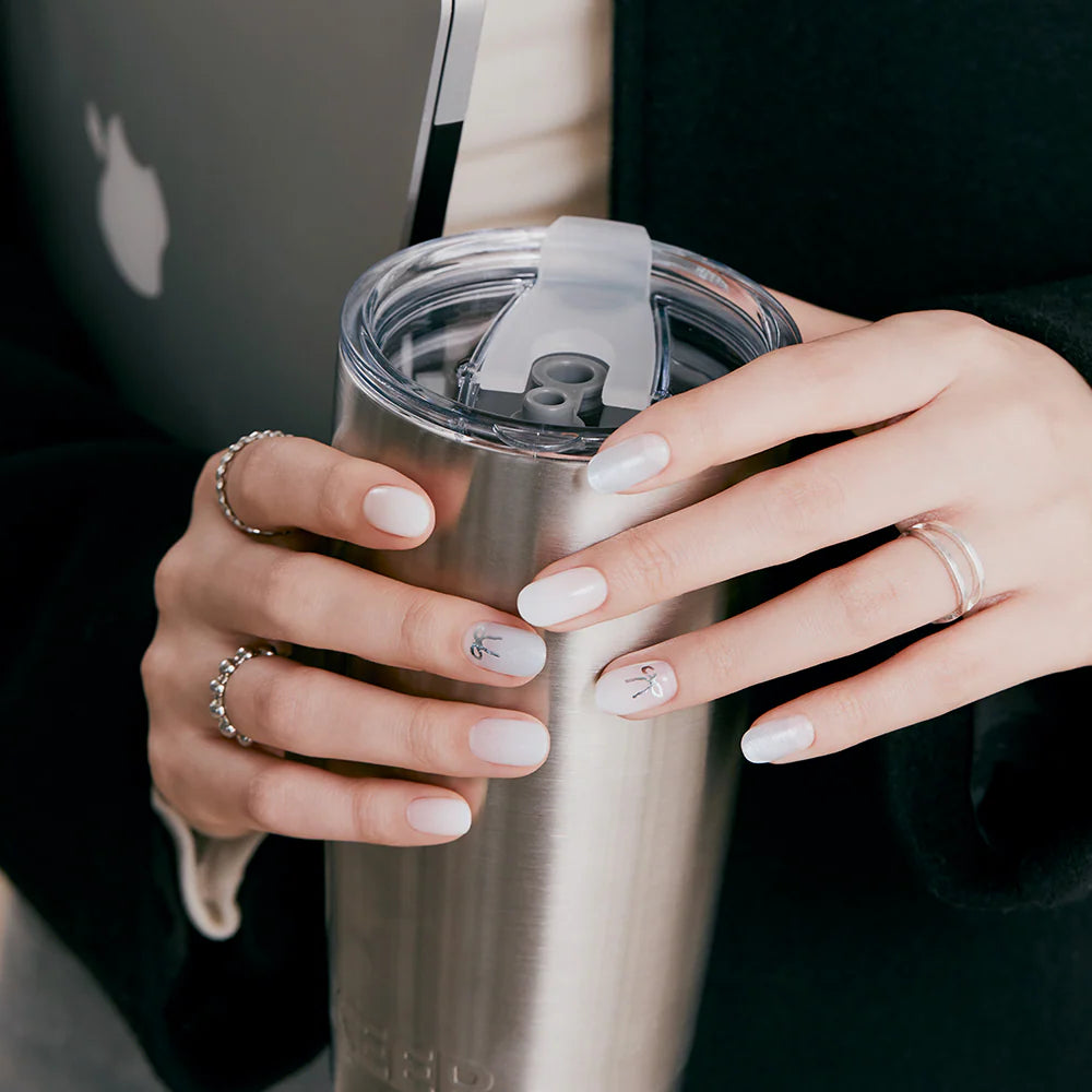 beyaz takma tırnaklar