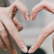 krem rengi simli jel tırnak manikür