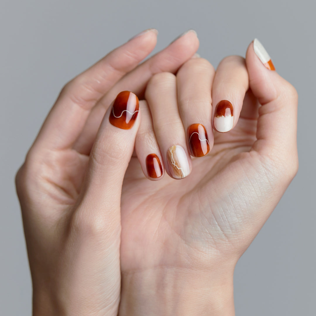 desenli kahverengi takma tırnaklar