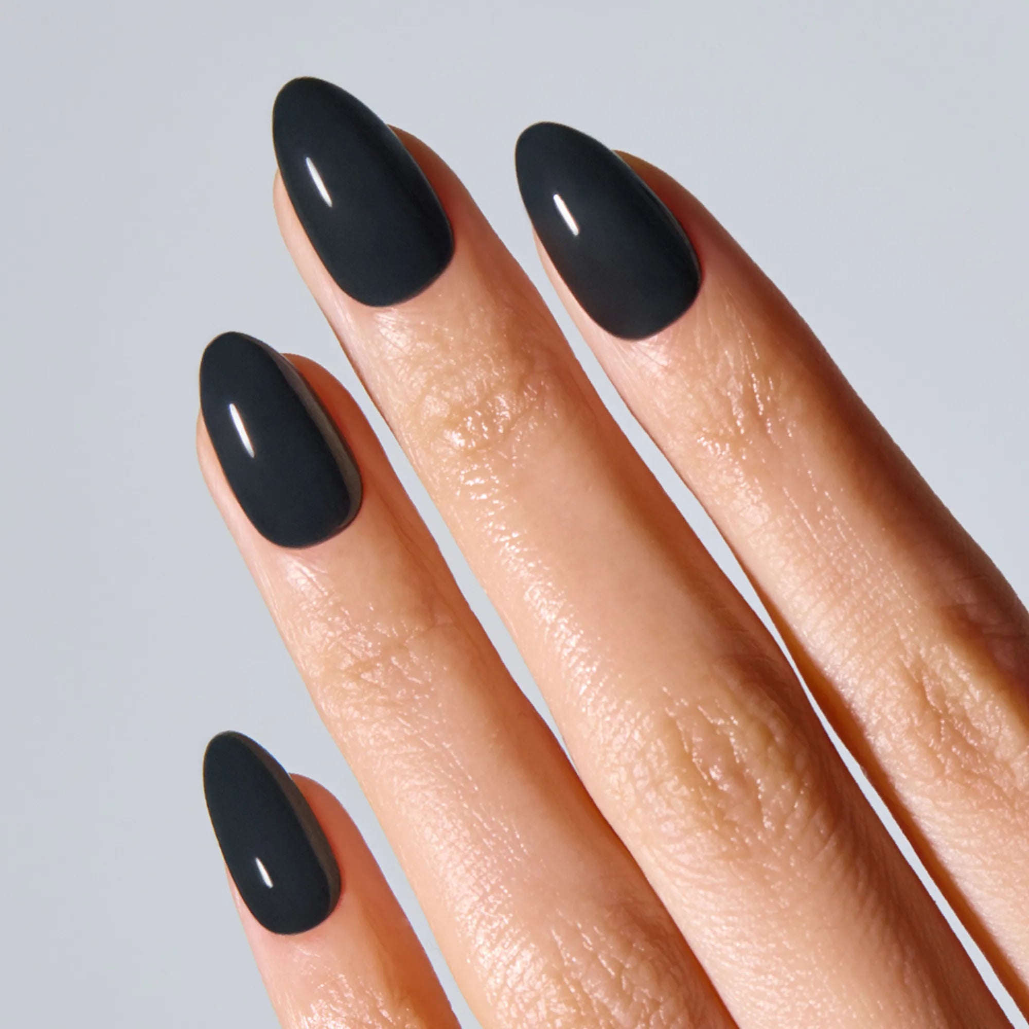 Classic Black Jel Takma Tırnak Orta Boy Oval 30 Adet elde görünümü