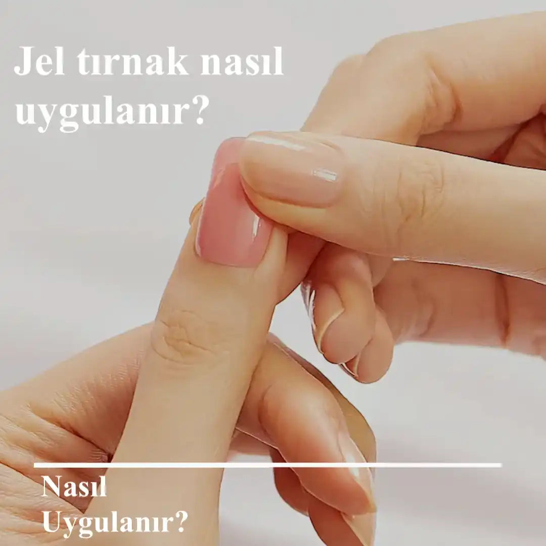 Pembe jel tırnak uygulamasını gösteren bir el.