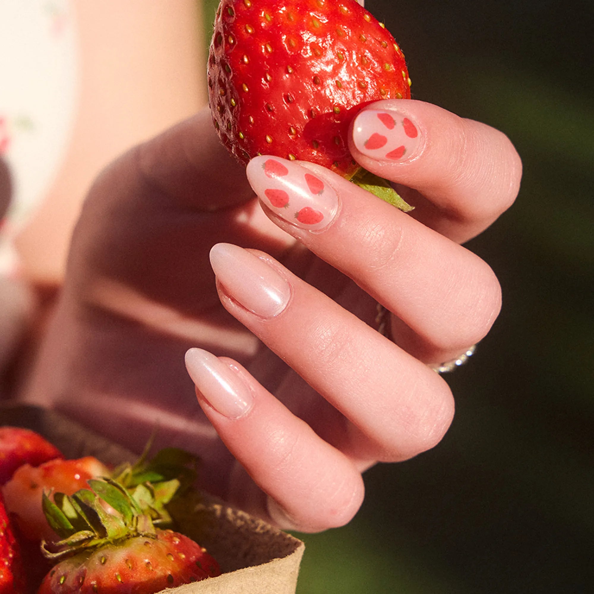 Glazed Strawberry jel takma tırnak konsept görseli 3