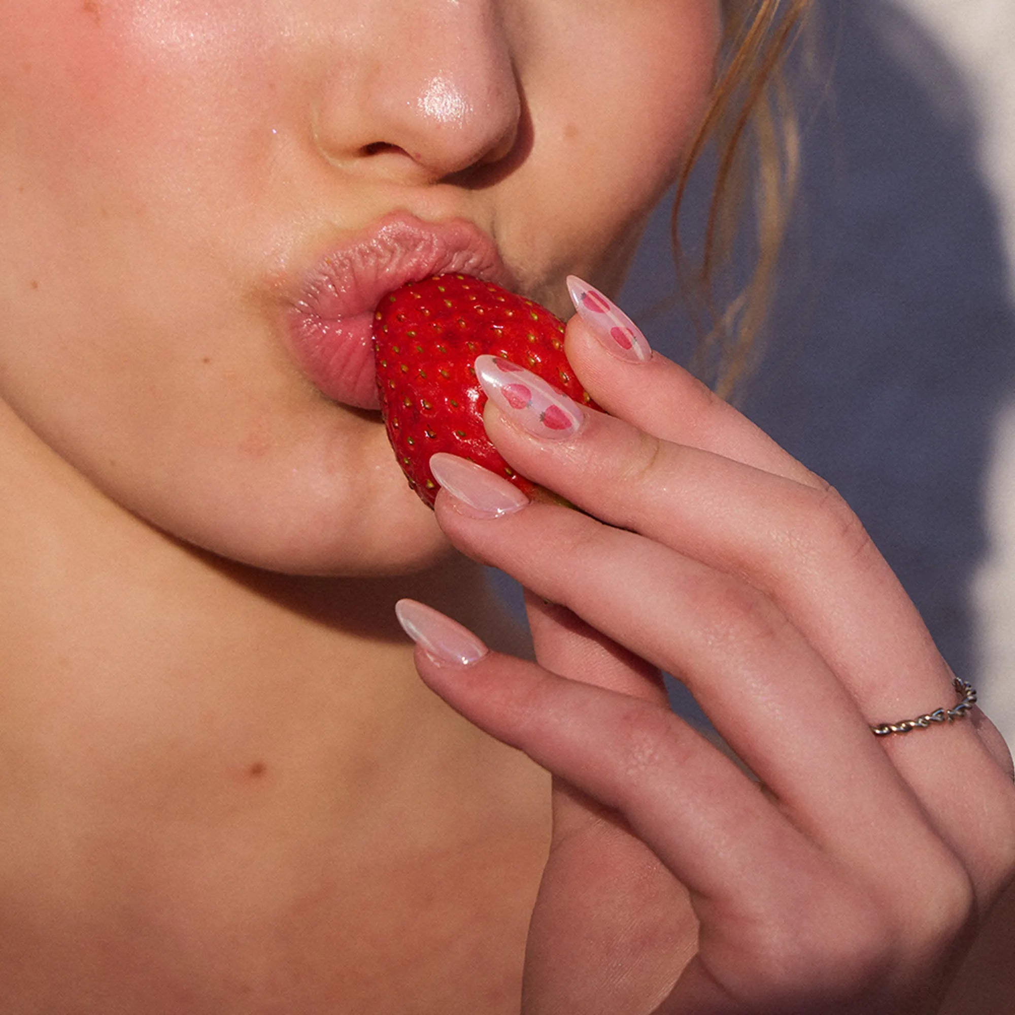 Glazed Strawberry jel takma tırnak konsept görseli 4