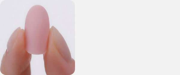 Plastik takma tırnak - iki parmak arasında tutulan mat form