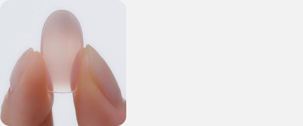 Ohora jel takma tırnak - iki parmak arasında tutulan şeffaf jel form