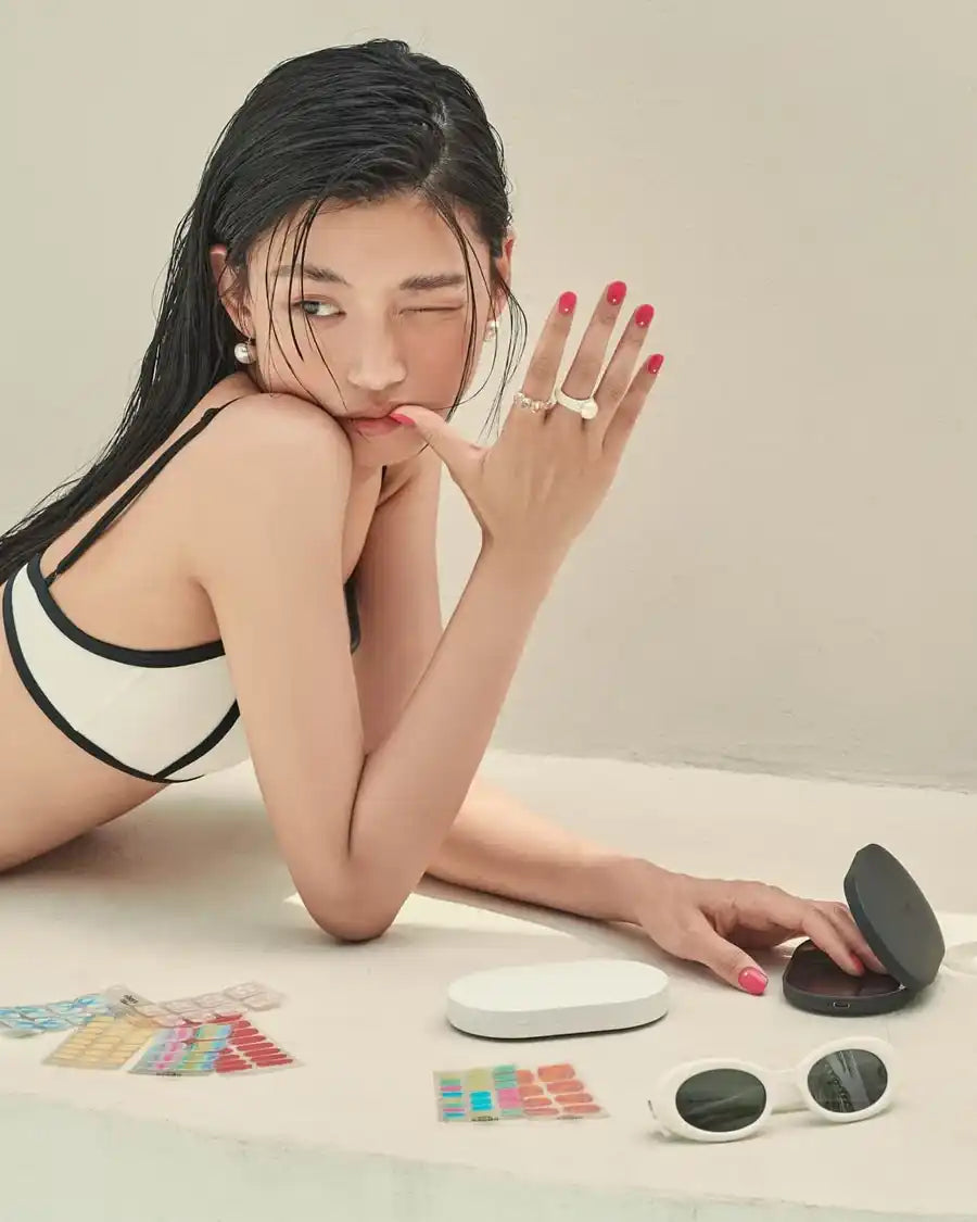 Islak, koyu saçlı ve beyaz ile siyah bikini üstü yapan bir kadın.
