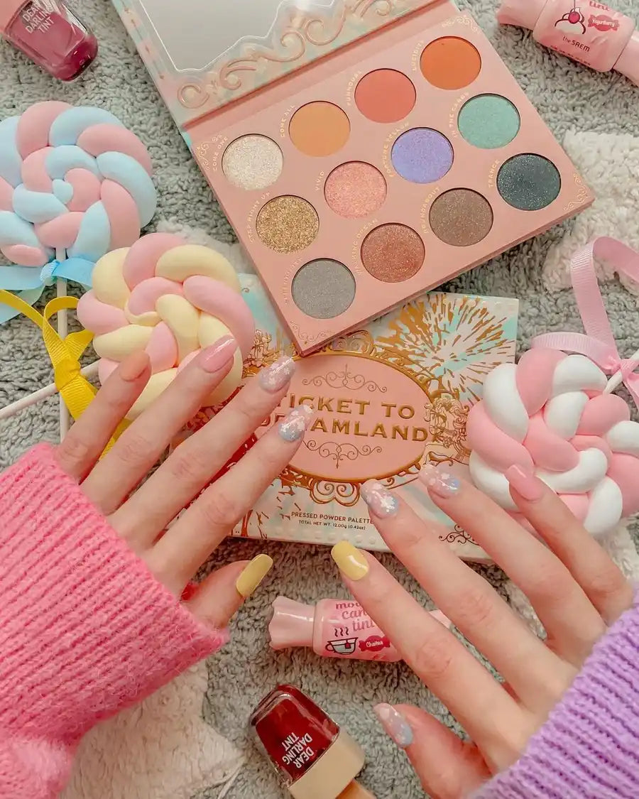 Parıltılı ve mat tonlar içeren 12 renkli pastel renkli göz farı paleti.